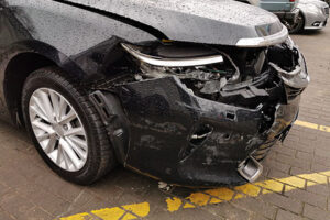 Un auto con el frente destruido después de un accidente.