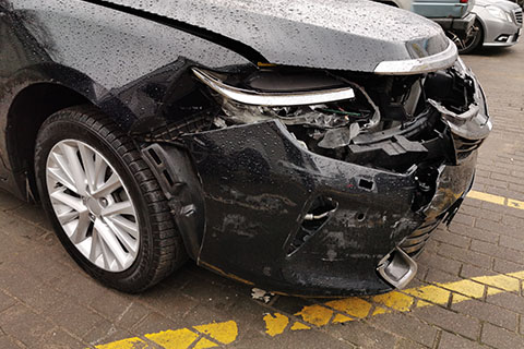 Un auto con el frente destruido después de un accidente.