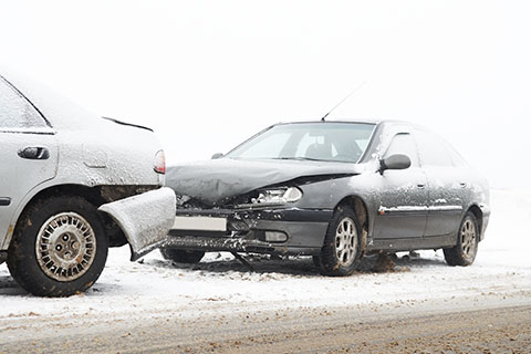 Dos autos a un lado de la carretera después de un choque.