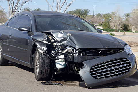 Un automóvil que ha sufrido grandes daños a causa de un accidente.