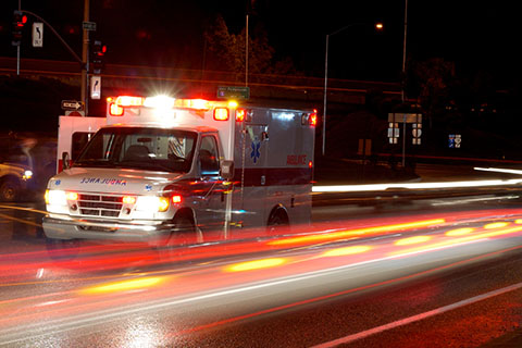 Una ambulancia que ha sido llamada para ayudar con un accidente de autos.