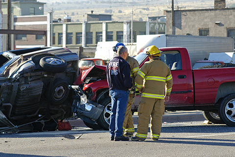Policías y bomberos asistiendo a un accidente de tránsito.