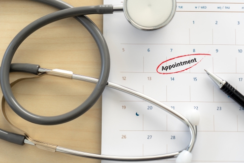 Una imagen de un calendario con una cita al doctor.
