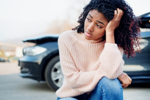 Una mujer preocupada después de un accidente automovilístico.