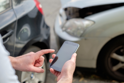 Alguien contactando a un abogado después de un accidente.
