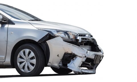 Un automóvil con el frente destruido después de un accidente.
