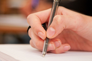 Alguien tomando notas en un papel.
