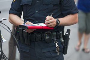 Un policía tomando la información del accidente.