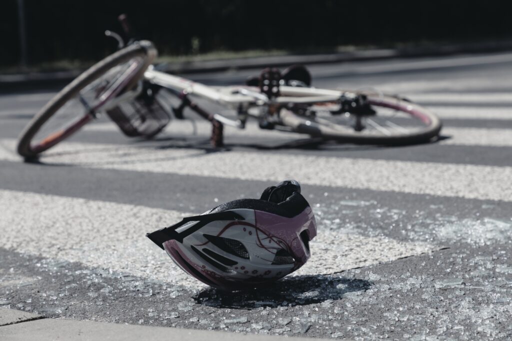 Una imagen de una bicicleta en la calle después de un accidente.