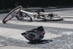 Una imagen de una bicicleta en la calle después de un accidente.