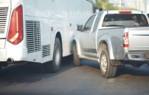 Un accidente con dos vehículos involucrados.
