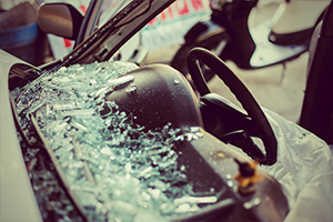 El frente de un auto que ha estado en un accidente severo.