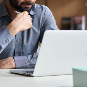 una persona usando una computadora portátil