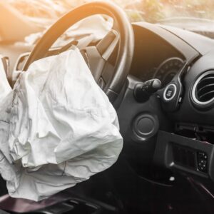 interior del coche con airbag desplegado