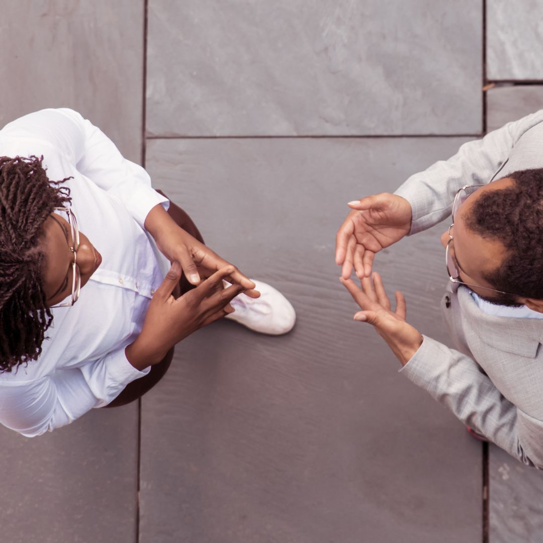 dos personas hablando