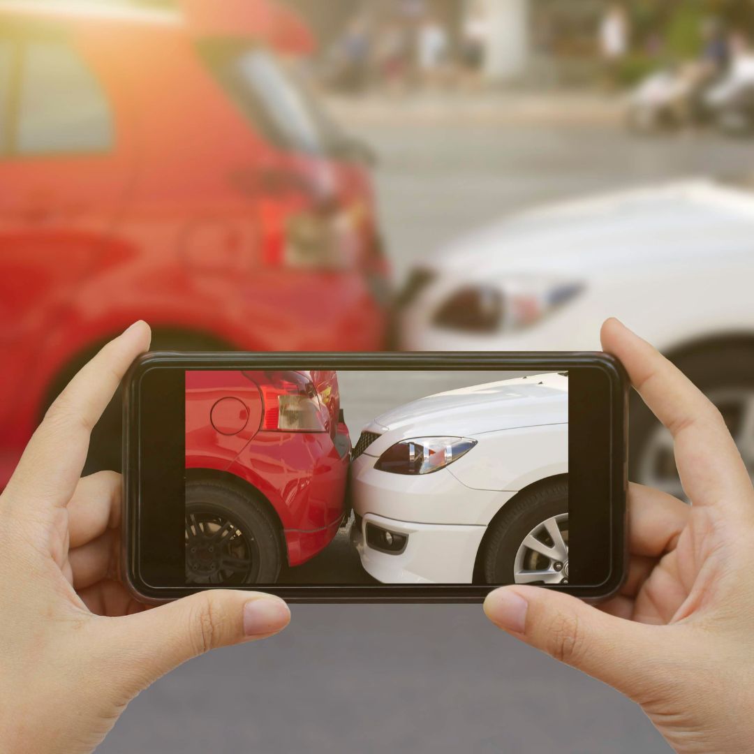 Persona haciendo una foto de un accidente de coche