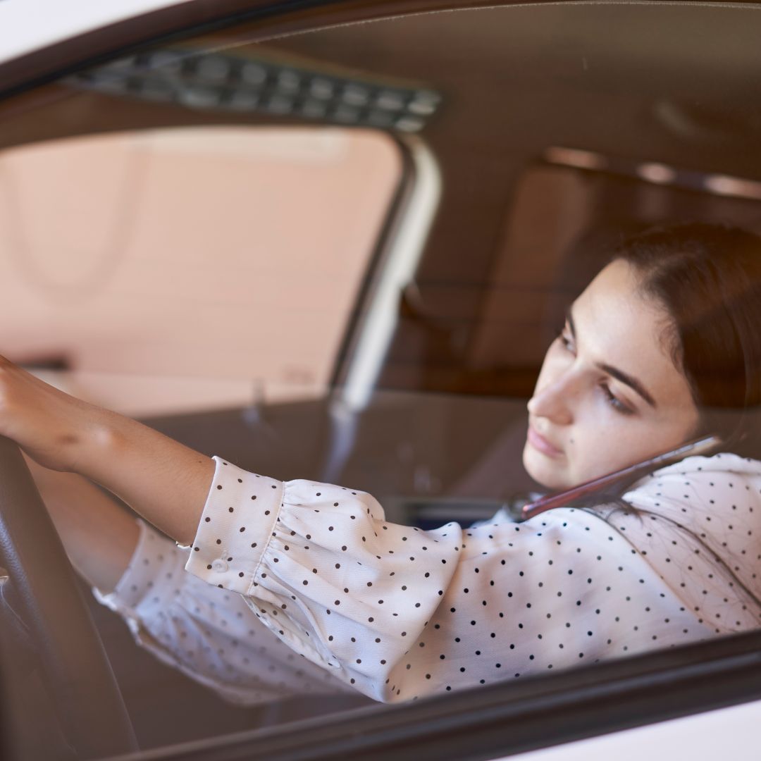 women talking on the phone while driving