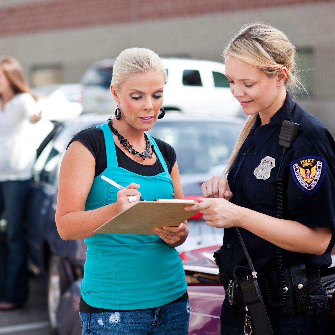 Women talking to a policewomen after a car crash