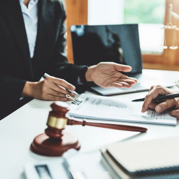 dos abogados discuten un caso