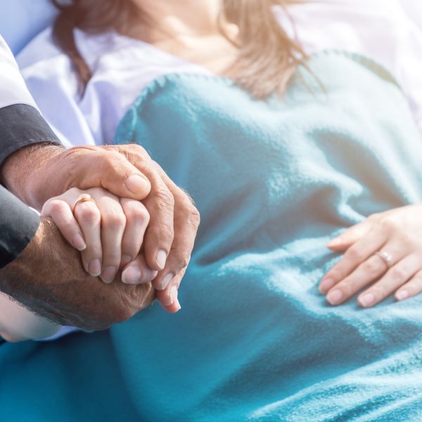 Médico consolando a un paciente