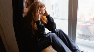 Mujer que se agarra la cabeza por el estrés