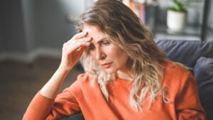 Una mujer agarrándose la cabeza