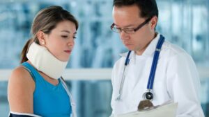 Un médico y una mujer herida hablando