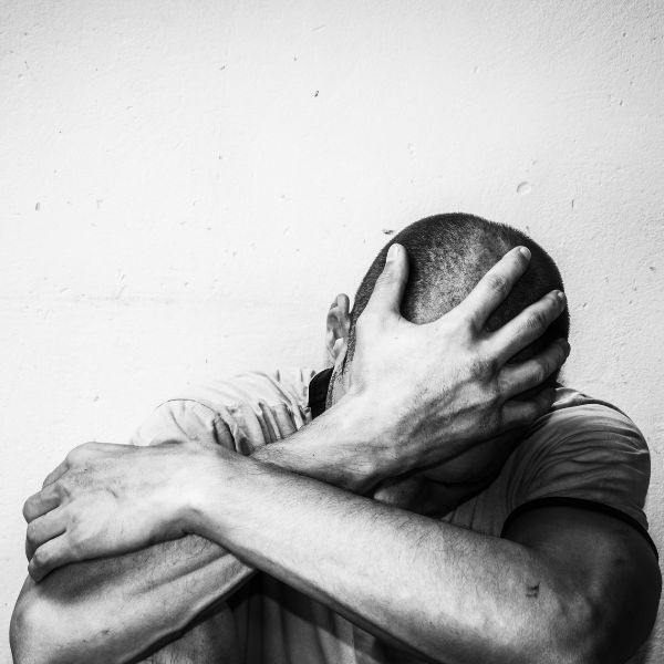 Un hombre agarrándose la cabeza para representar la ansiedad
