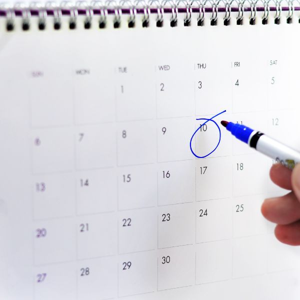 Alguien marcando una fecha en un calendario
