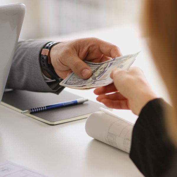 Personas intercambiando dinero