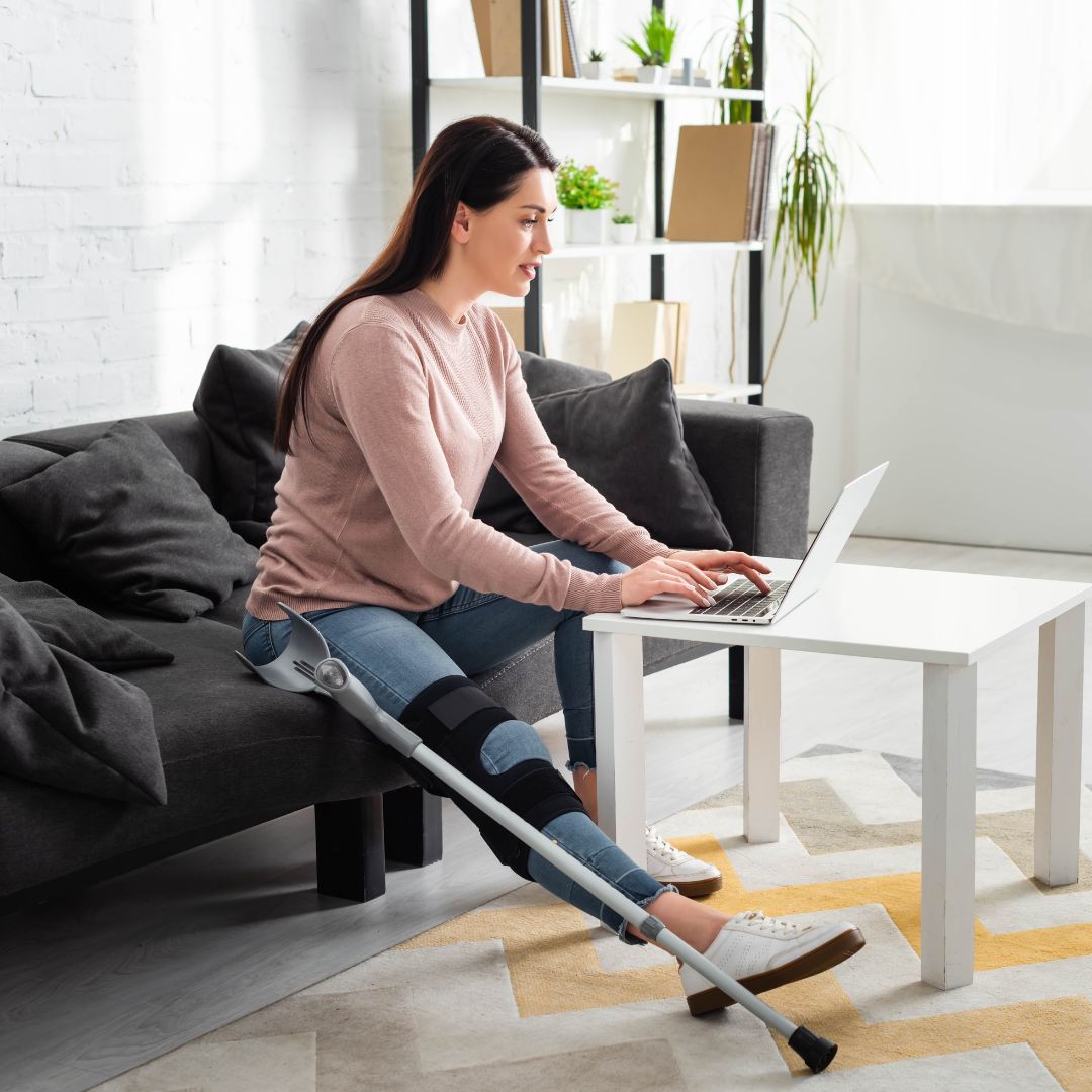 woman with injury on her computer