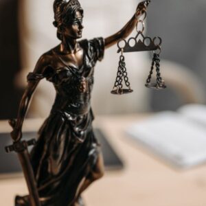 Una estatua de la dama de la justicia sobre un escritorio