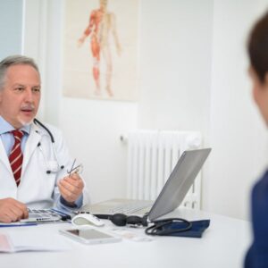 Una persona hablando con un médico