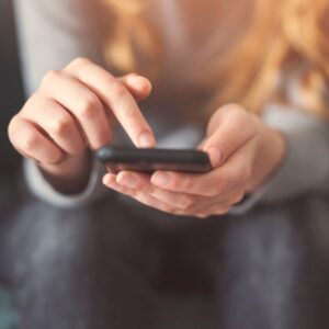 Alguien envía un mensaje de texto