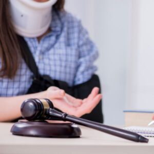 Una mujer con el cuello lesionado