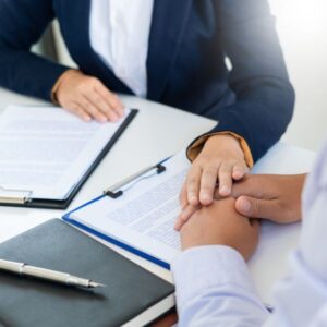 Dos personas discuten un contrato
