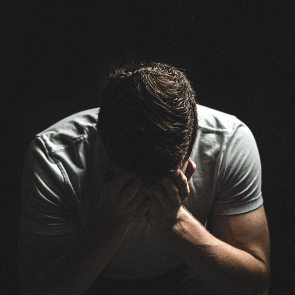 Un hombre se sujeta la cara para representar la frustración