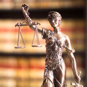 Una pequeña estatua de la dama de la justicia