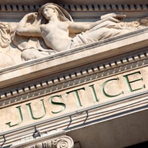 Un edificio con la palabra justicia
