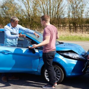 Dos personas discuten tras un accidente de tráfico