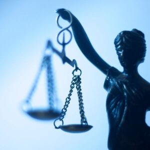 Una estatua de la dama de la justicia