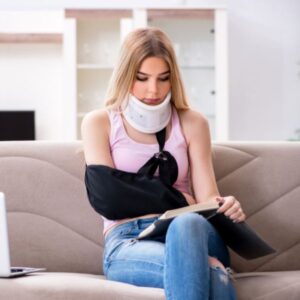 A women with an injured neck and arm