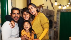 Una familia hispana feliz