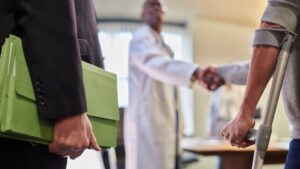 Una persona dándole la mano a un médico