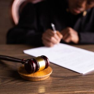 Una persona firmando un contrato