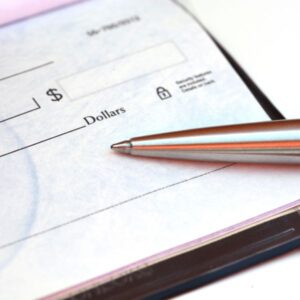Una imagen de una persona extendiendo un cheque