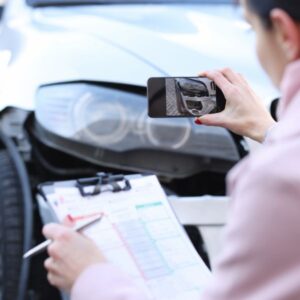 Persona haciendo una foto de un accidente de coche
