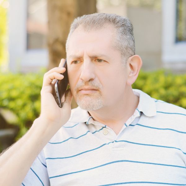 Un hombre al teléfono