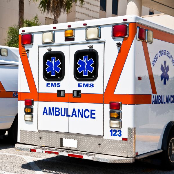Una ambulancia junto a otra ambulancia