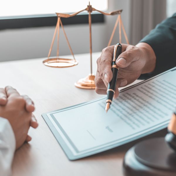 Una persona siendo informada de un documento